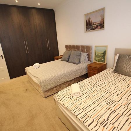 Great West Road Apartments Flat C Лондон Экстерьер фото